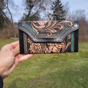 Cartera de piel de vacuno hecha a mano con detalles en turquesa