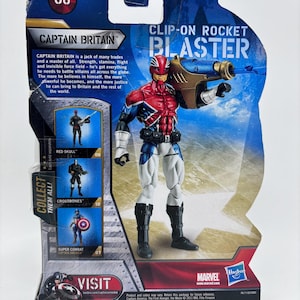 Pu&ograve; includere: Action figure di Captain Britain con un blaster a clip, confezionata su una scheda blu e bianca. La figura &egrave; rossa, bianca e blu, con stivali neri. La confezione include i loghi Marvel e Hasbro.