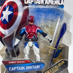 Pu&ograve; includere: Action figure di Captain Britain della serie Comic, confezionata in blister trasparente. La figura &egrave; rossa, bianca e blu, con elmetto e spada "Excalibur". La confezione include i loghi Marvel Studios e Captain America.