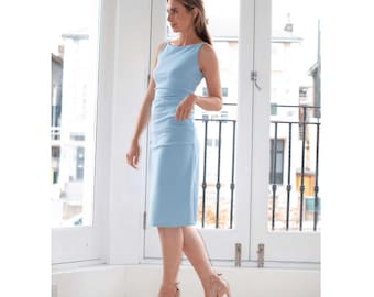 Blaues Kleid mit geraffter Taille U-Boot-Ausschnitt