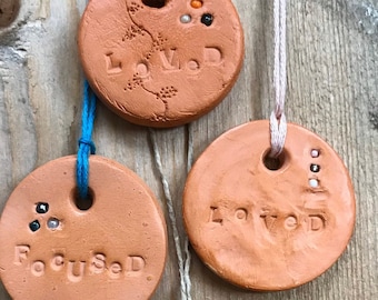 Difusor de aceite esencial de arcilla personalizado / Joyería de aromaterapia / Collar de nombre / Espacio de trabajo / Espacio de estudio / Armario / Difusor de coche / Regalo hecho a mano