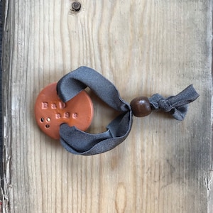 エッセンシャルオイルディフューザー | 粘土製調節可能ブレスレット（Bad Ass） | アロマセラピー車/クローゼット/ワークスペースディフューザー | 粘土製ファッションジュエリー