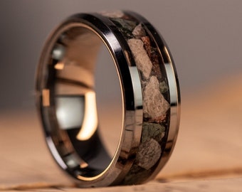Anello Isle Royale Pure Michigan - Fascia in tungsteno con pietra verde, pietra di Petoskey e rame