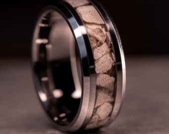 Anello in tungsteno con pietra di Petoskey