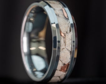 Anello con pietra Petoskey in tungsteno smussata e intarsio in rame Keweenaw.