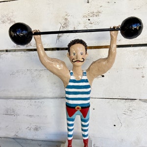 Decorazione dell'uomo forte del circo, figura dell'uomo forte del circo, bambola del circo, regalo LGBTQ, sollevatore di pesi del circo, regalo per gli uomini, regalo di San Valentino