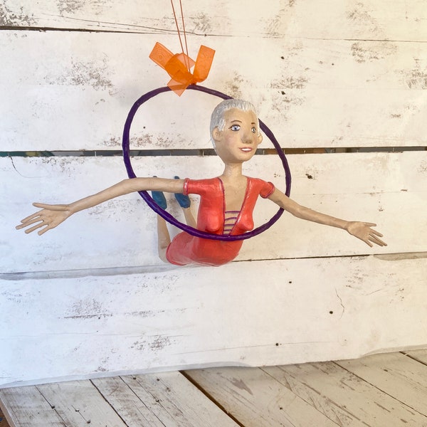 Acrobate femme en papier mâché, collection funambule, figure de cirque, poupée d'art, poupée OOAK, mobile de plafond, décoration de plafond, figure de danseuse