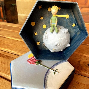 Scatola decorativa "Il Piccolo Principe" con scena 3D del pianeta B-612 – Realizzata a mano in cartapesta