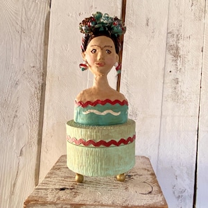 Decorazione del busto della scatola di Frida Kahlo, figura di Frida, artigianato in cartapesta, scatola dei segreti, arte decorativa, regalo originale per lei
