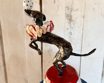 Pies wyszkolony w cyrku z papieru mache, pies z kolekcji vintage, figura dekoracyjna tańczącego psa, miłośnicy cyrku, rzeźba psa, rzemiosło