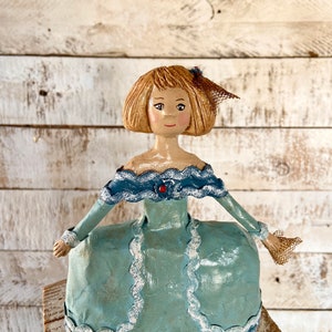 Figurine Menina en papier mâché, poupée ooak, poupée d'art, poupée de collection, pièce unique, cadeau pour elle, décoration étagère, cadeau original