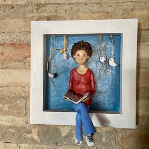 Quadro donna che legge, diorama ragazza che legge, decorazione murale, regalo di San Valentino, regalo per lei, regalo per la mamma, regalo originale
