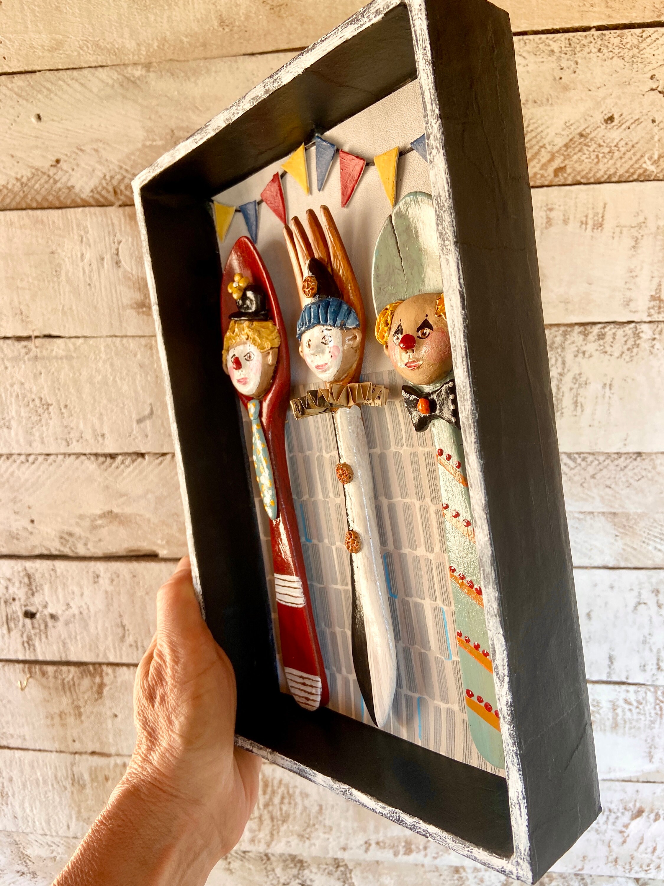 木製のカトラリーで作られたヴィンテージのピエロの絵画 - リサイクル