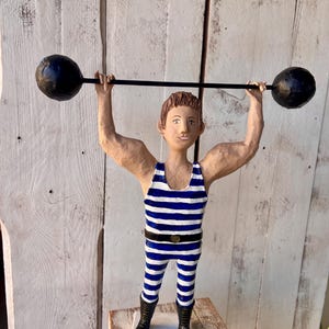 Decorazione a forma di uomo forte da circo, figura di uomo forte da circo, bambola da circo, regalo LGBTQ, sollevatore di pesi da circo, regalo per uomo, regalo di San Valentino