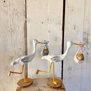 cicogna con bambino per battesimo, figura cicogna in cartapesta, torta battesimo, regalo neonato, regalo incinta, figura torta nascita