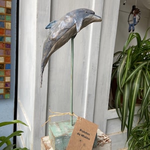 Delfino di cartapesta, scultura di delfino, figura di delfino, decorazione di pesce, collezione di delfini, delfino volante, figura di acquario, decorazione da tavola