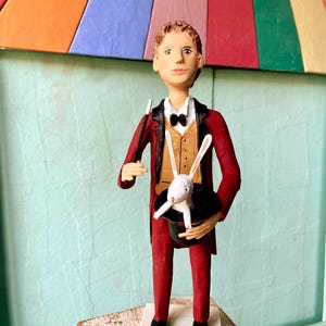Mago con Coniglio – Scultura da Circo in Cartapesta – Pezzo Unico Fatto a Mano