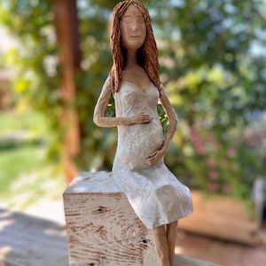 Figura di donna incinta in cartapesta – Scultura materna fatta a mano – Donna seduta in posa sognante – Donna incinta fatta a mano