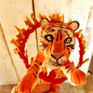 Miniatur-Zirkustiger springt durch Feuerreifen – handgefertigte Sammelfigur aus Pappmaché