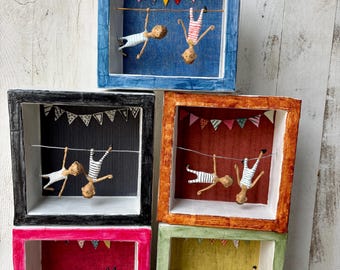 Diorama-Bild von Akrobaten im Gleichgewicht – Kinderzirkusdekoration aus Pappmaché – Individuell gestaltbare handgefertigte Kunst
