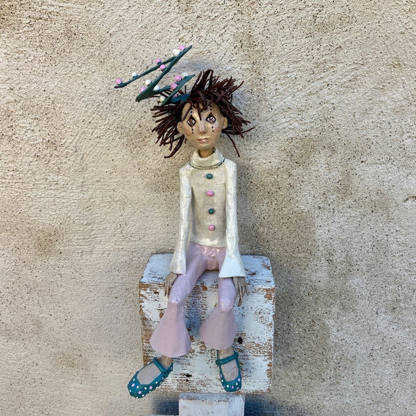Poupée d’art, poupée OOAK, figurine en papier mâché, poupée de collection, mime, clown, figure assise, sculpture en papier mâché, décoration d’étagère