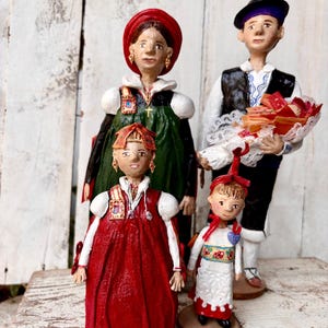 Ansó traditional costume figurine – Handmade papier-mâché family – Unique piece