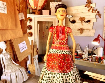 Rzeźba artystyczna Fridy Kahlo: figurka OOAK z papieru mache, unikalna kolekcjonerska lalka