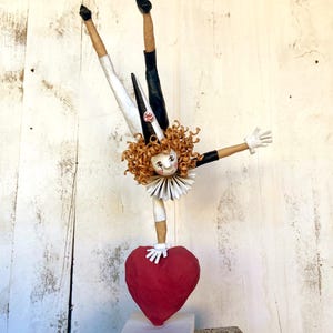 Cuore di acrobata in cartapesta fatto a mano, equilibrista - Un regalo unico per la decorazione murale da circo per la mamma