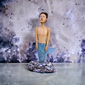 Scultura di tritone in cartapesta realizzata a mano: una bambola artistica unica per collezionisti e orgoglio LGBTQ