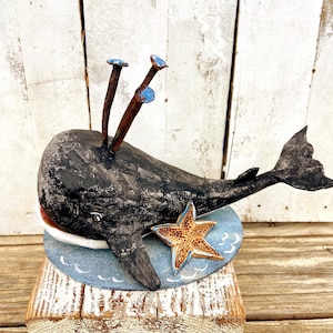 Sculpture de baleine en papier mâché faite à la main – Décoration nautique écologique pour étagères ou dessus de table