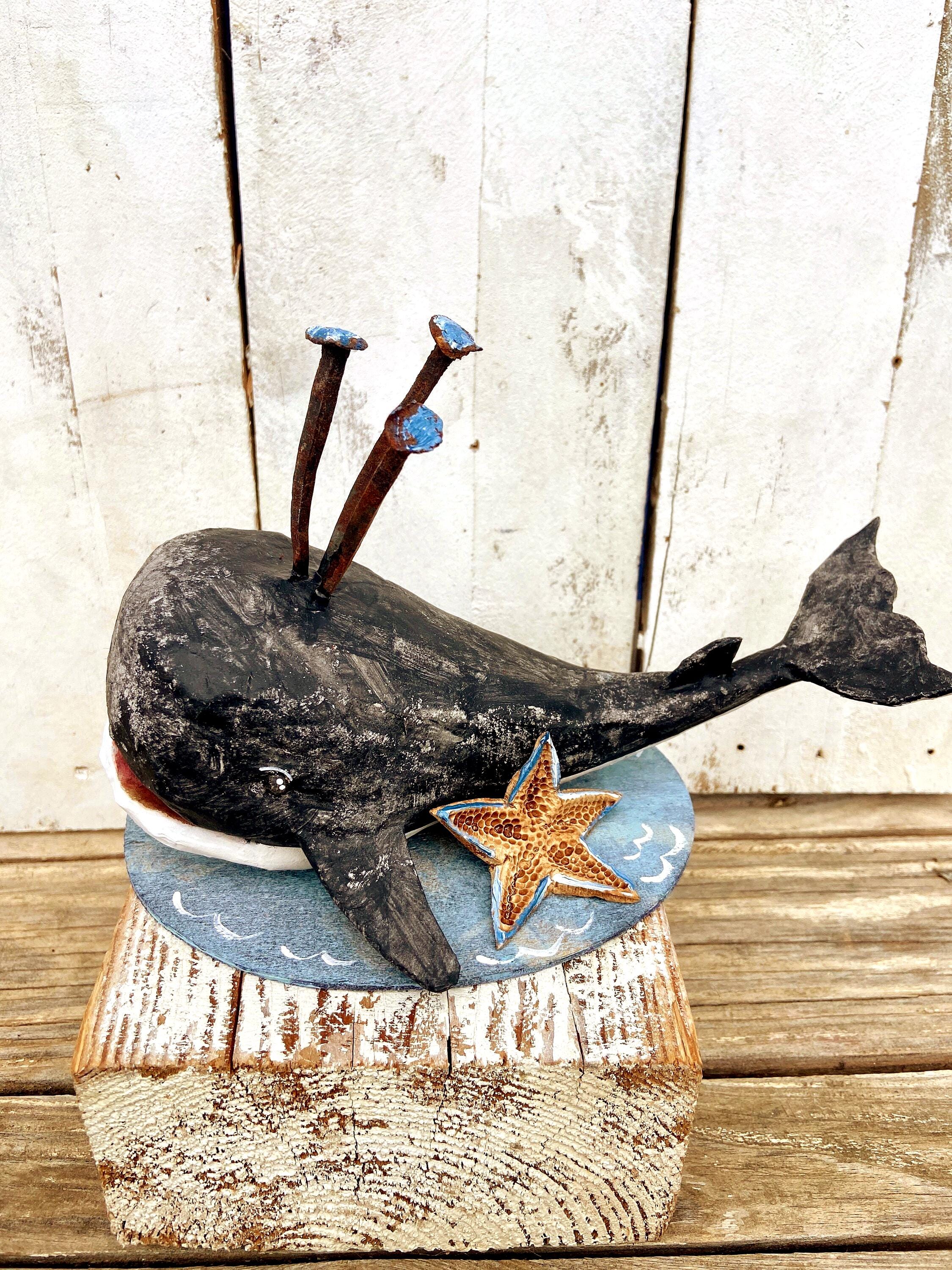 手作りの紙粘土で作ったクジラの彫刻 – 棚やテーブルに飾るエコ