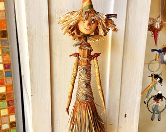 ほうきに乗ったサーカスピエロ人形 – OOAKリサイクルアート – 手作り