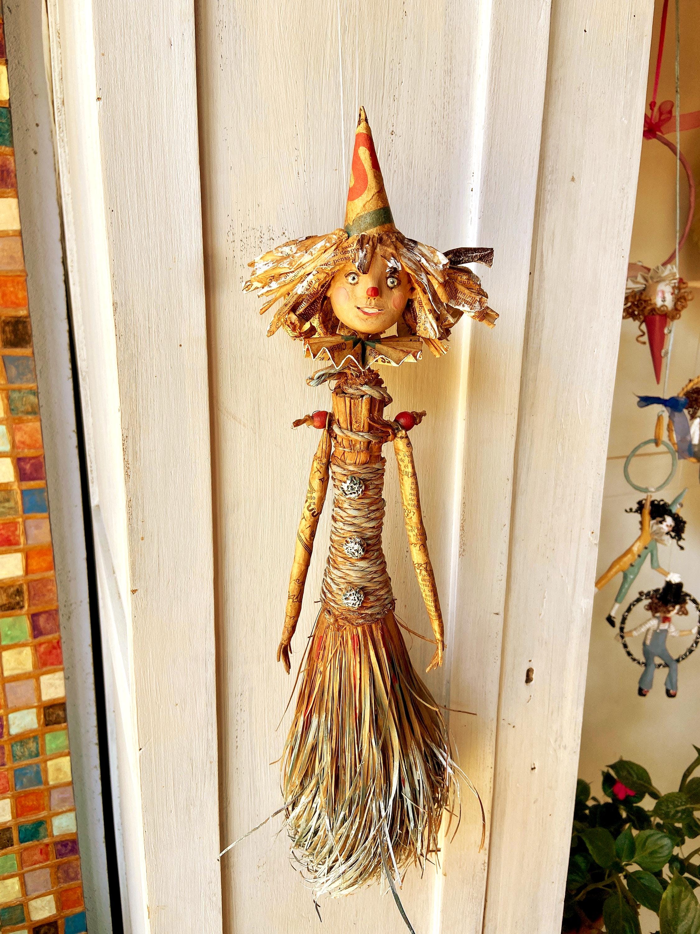 ほうきに乗ったサーカスピエロ人形 – OOAKリサイクルアート – 手作り