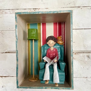 Diorama donna che legge, decorazione murale, dipinto originale, regalo per lei, regalo mamma, figura in cartapesta, fatto a mano, arte unica