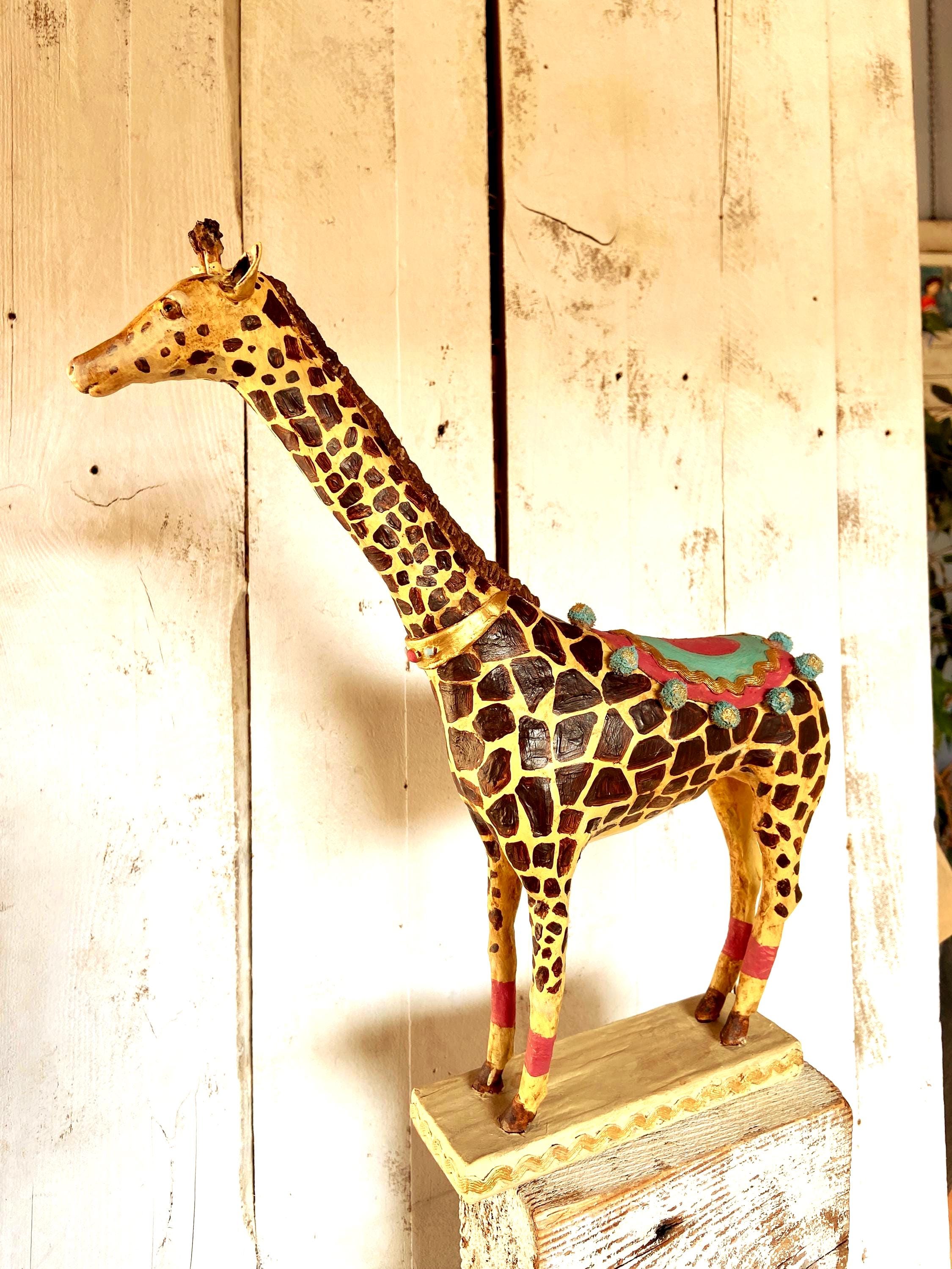 紙粘土で作られたサーカスのキリン - 手作りのヴィンテージ動物彫刻