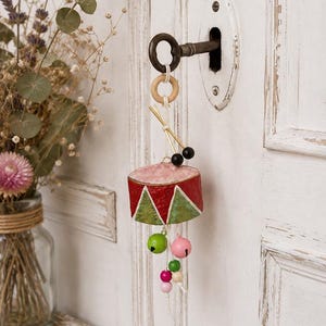 Enfeite de tambor de circo para pendurar, decoração artesanal em papel machê, enfeite colorido para puxador de armário, decoração infantil.