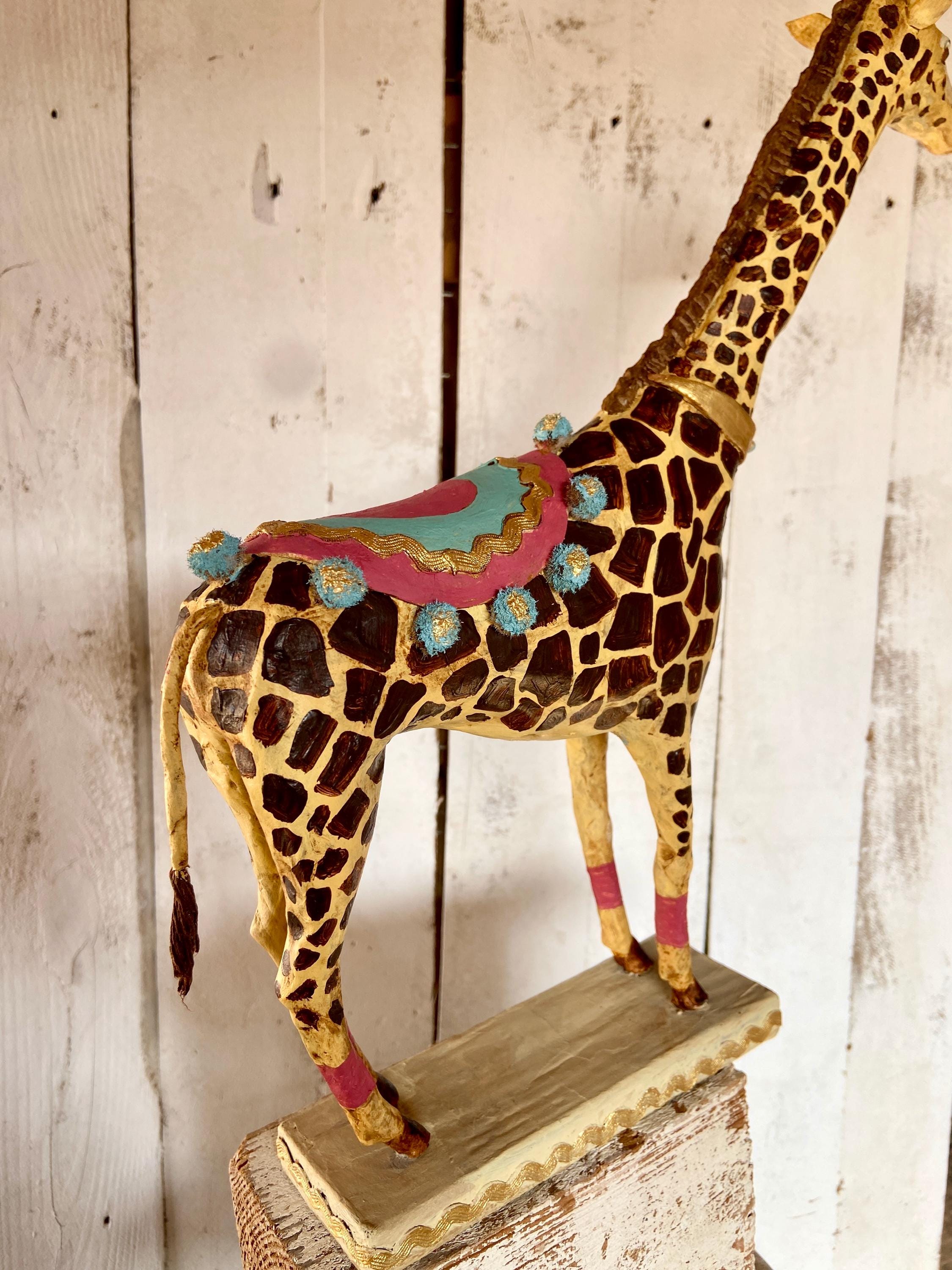 紙粘土で作られたサーカスのキリン - 手作りのヴィンテージ動物彫刻