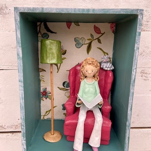 Diorama donna che legge, decorazione murale, dipinto originale, regalo per lei, regalo mamma, figura in cartapesta, fatto a mano, arte unica