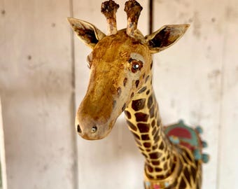 紙粘土で作られたサーカスのキリン - 手作りのヴィンテージ動物彫刻