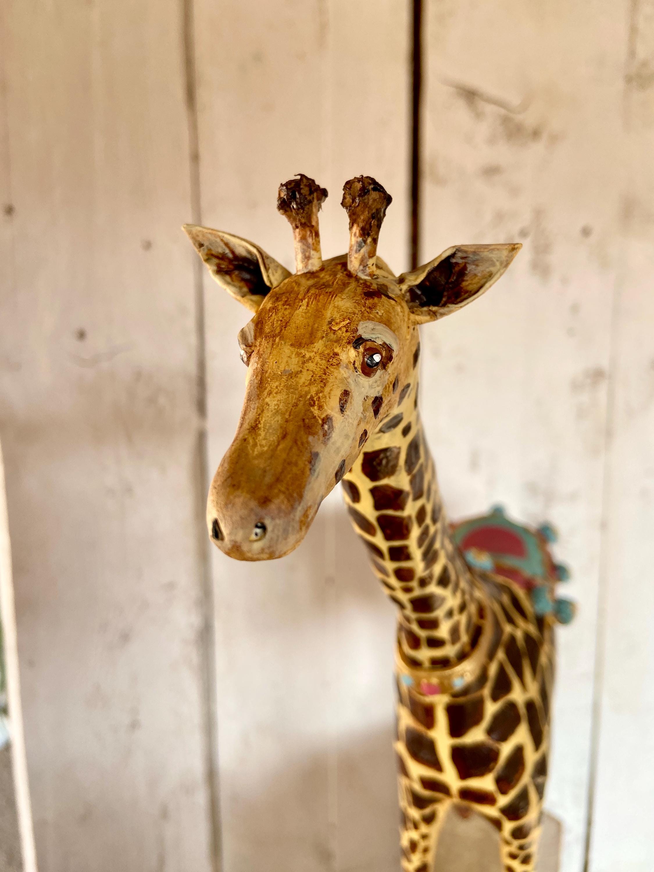 紙粘土で作られたサーカスのキリン - 手作りのヴィンテージ動物彫刻