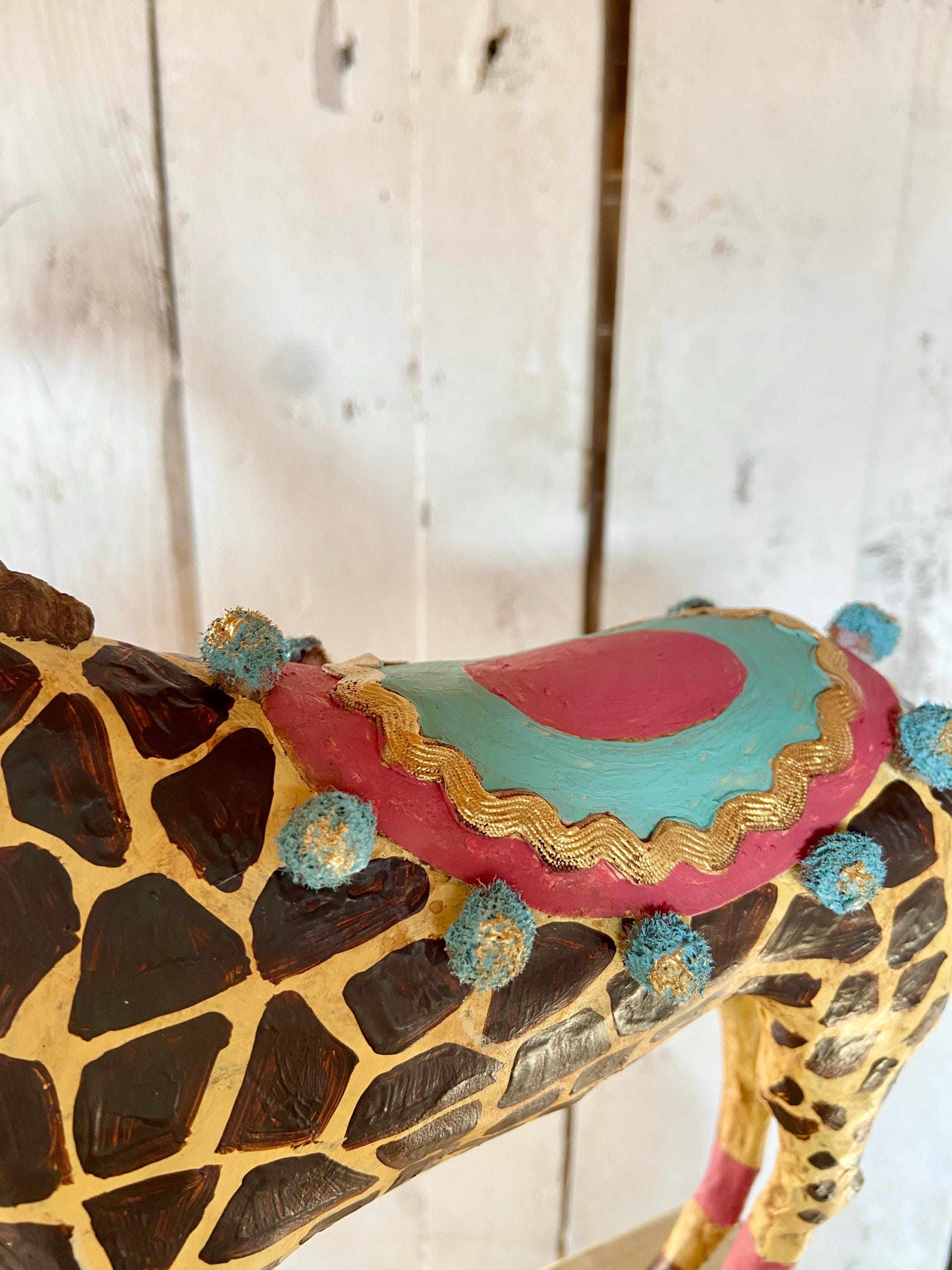 紙粘土で作られたサーカスのキリン - 手作りのヴィンテージ動物彫刻