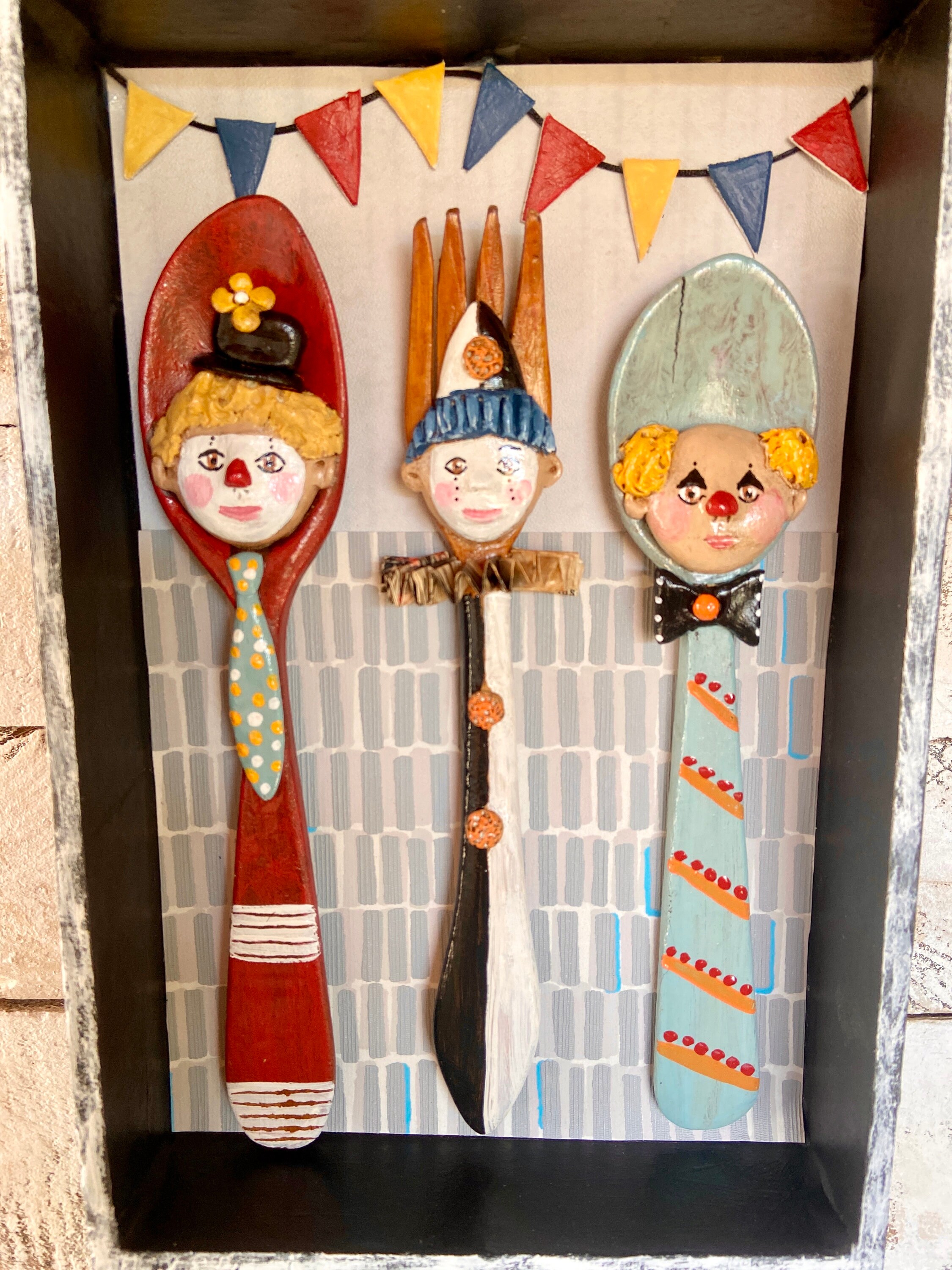 木製のカトラリーで作られたヴィンテージのピエロの絵画 - リサイクル