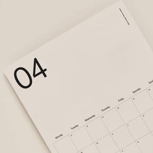 Minimalistische muurplanner 2026: grote maandbladen, FSC-papier (297 x 420 mm)