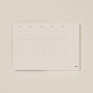 Puede incluir: Un planificador semanal beige con líneas horizontales para cada día de la semana, etiquetado de lunes a fin de semana. La palabra "Notas" está en la parte inferior izquierda, y las iniciales "TMW" están en la parte inferior derecha.