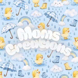 以下が含まれることがあります： 雨帽子をかぶった黄色いアヒルの子、青と白のチェック柄の傘、笑顔の白い雲、虹、雨粒、青いハート、黄色や青の長靴が描かれた水色の繰り返し模様で、Moms Creationsという文字が中央に配置されています。