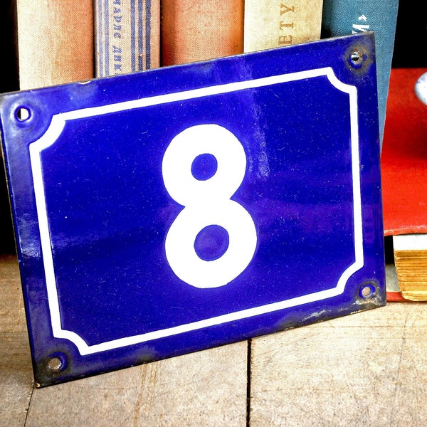 Blau emailliertes Straßenschild Number 8, French House Number 8