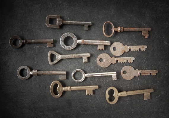 Lot of 12 Vintage Skeleton Keys, Skeleton Key Lot, Keys Found Objects,  Ornate Metal Keys 