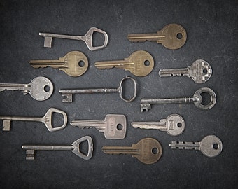 Lot of 14 vintage Skeleton keys, various old Keys, found Objects
