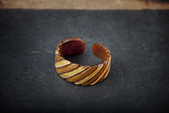 フランスのヴィンテージ樹脂ブレスレット、幅広のバングルカフ、レトロ