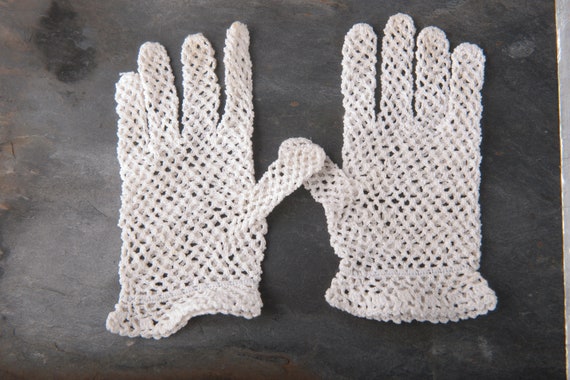 Vintage children crochet gloves, pair of ivory wh… - image 4